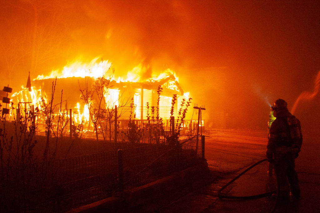 Firefighters battle a blaze in Goseong, South Korea on 5 April 2019. Credit: Xinhua / Alamy Stock Photo. T30X9R