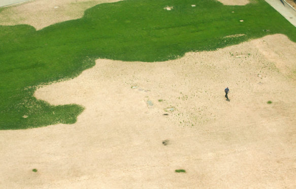 Parched fields in London, UK, caused by a prolonged summer heatwave, July 2018. Credit: Amer Ghazzal / Alamy Stock Photo. PAD2KA