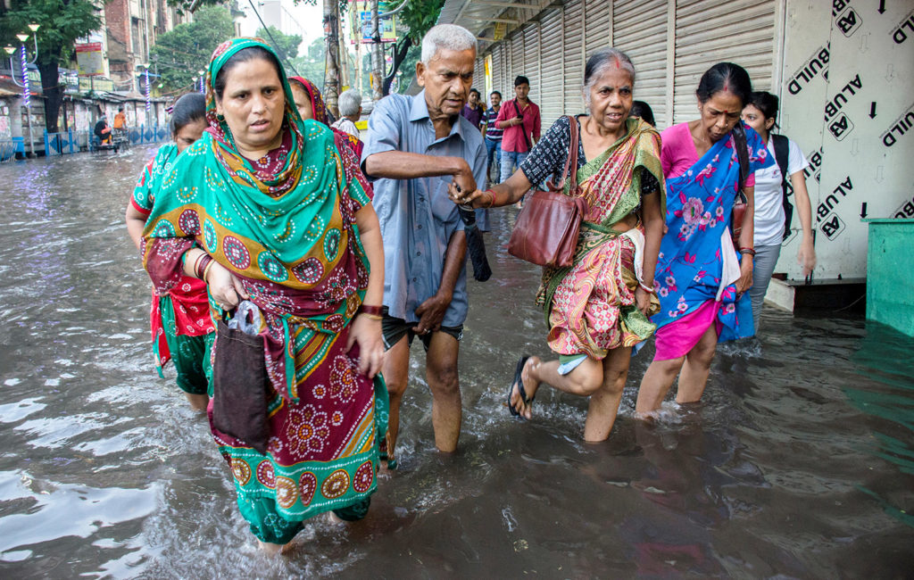 A monsoon hits Kolkata, India, 7 July 2017. Credit: Dipayan Bose / Alamy Stock Photo. JTYWCR